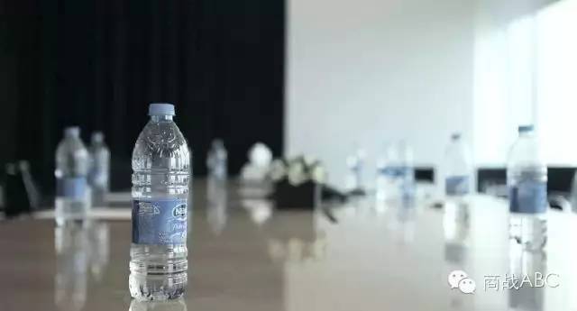 最成功的礦泉水包裝營(yíng)銷：只賣半瓶水，銷量卻提高652%